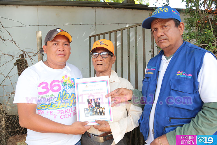 Gobierno Sandinista entrega t&iacute;tulos de propiedad a familias de los distritos V y VI